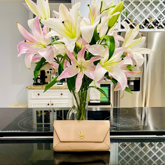 Tory Burch Sand Kira Envelope Clutch - Picture 14 of 14